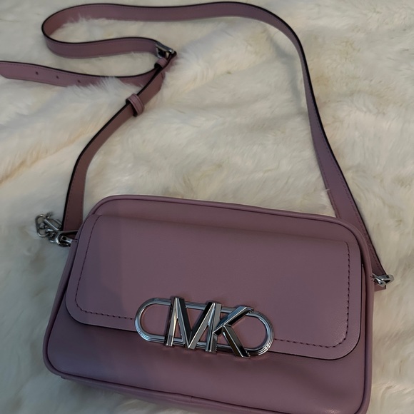 MICHAEL MICHAEL KORS
Parker Medium Leather Crossbody Bag - Picture 12 of 12